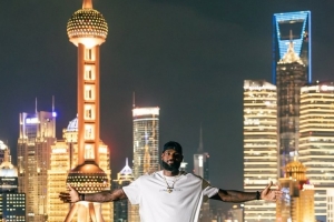 僅用時5分鐘！攝影師回顧在上海外灘樓頂為詹姆斯拍攝宣傳照