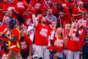 印城代言人！哈利攜未婚妻現(xiàn)場助威狂熱隊季后賽比賽！