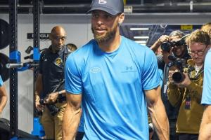 ??17季要來(lái)了！庫(kù)里手持杠鈴片參加活動(dòng) 小臂麒麟臂青筋暴起！