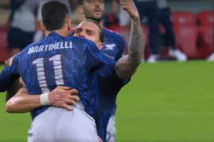 氛圍太棒了??馬丁內(nèi)利破門后，卡拉菲奧里狂指他球衣名回?fù)襞u