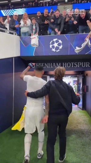 難掩喜悅！弗蘭克、羅梅羅返回球員通道，前者顯得更加激動(dòng)