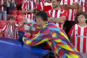 暖心大哥哥??馬丁內(nèi)利賽后將球衣送給畢巴小球迷，與之親切合影