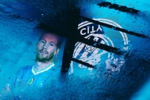 藍月傳奇！歐冠官方曬德布勞內重返伊蒂哈德海報