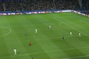 啥情況？安保人員進(jìn)入場(chǎng)地內(nèi)，疑似有球迷沖場(chǎng)，巴黎比賽短暫中止