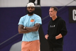 記者：詹姆斯和湖人在休賽期從未有過(guò)任何嚴(yán)肅的交易討論