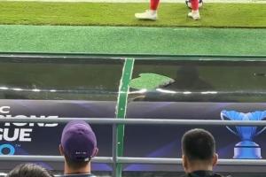 塞蒂恩血染賽場！？恩加德烏解圍砸穿替補席頂棚，塞蒂恩被誤傷