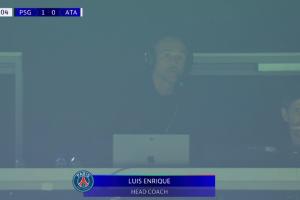 ??又來？恩里克在看臺頭戴耳機(jī)指揮巴黎，此前法甲就有類似情況