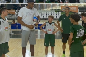 字母哥寄語小球員：小時(shí)候最重要的是努力 專注自己如何變得更好