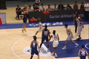 三分射手！香港金牛董健展現(xiàn)外線投射能力 命中4記三分拿13分3板