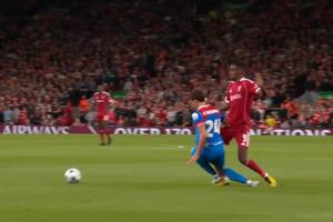 還好無大礙！伊薩克出球后被勒諾爾芒踩到，痛苦倒地