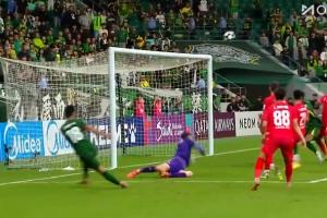 錯失絕殺良機！方昊晃開防守，小角度似傳似射打出另一邊邊線