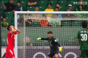 非常不滿！河內(nèi)無人防守遠射攻門，國安20歲門將努爾艾力憤怒揮拳