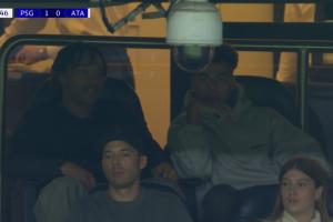 因傷缺席本場(chǎng)大名單！鏡頭給到看臺(tái)上觀戰(zhàn)的杜埃