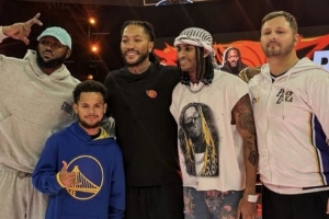 像不像？羅斯合影眾多“冒牌”球星：老詹&庫里&克拉克森&東契奇