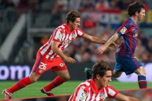 西甲官方曬青澀科克跟防梅西照：16年前的今天，科克完成西甲首秀