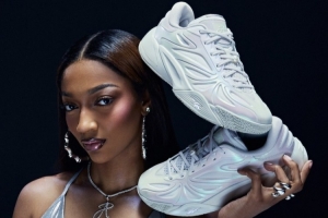 里斯談簽名鞋大賣：已經(jīng)淚流滿面了！感謝人們對(duì)我的支持！