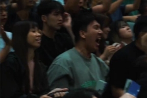 克羅斯接董健助攻完成雙手暴扣引爆全場！觀眾尖叫歡呼海嘯般襲來