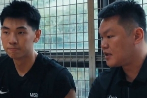 朱芳雨看望正在康復(fù)的崔永熙 并對(duì)小崔傳授了一些投籃秘籍