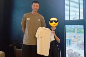 好久不見(jiàn)！媒體人：球迷在廣東清遠(yuǎn)偶遇易建聯(lián) 還收獲聯(lián)哥的親簽