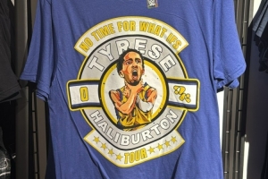 啥時候再打一場？哈利伯頓社媒曬照 WWE推出哈利鎖喉周邊T恤