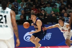 昨晚比賽中董健命中3記三分！進(jìn)球時(shí)現(xiàn)場觀眾爆發(fā)出熱烈歡呼！