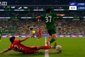 飛沙走石！李帥兇狠下地鏟球，曹永競邊路連續(xù)過人后被放倒