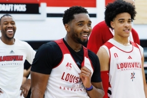 熟悉的球館！米切爾重返母校路易斯維爾大學與校隊學弟們合練