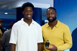 表情略顯拘謹(jǐn)！76人探花埃奇庫姆與韋德參加活動(dòng)并合影