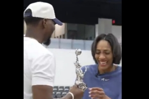 有點(diǎn)甜！阿德巴約為女友阿賈-威爾遜頒發(fā)MVP獎(jiǎng)杯 后者激動(dòng)落淚