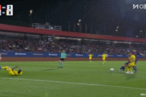 巴薩進(jìn)第三球時(shí)有球迷手持巴勒斯坦國(guó)旗沖進(jìn)球場(chǎng)，引發(fā)赫塔菲抗議