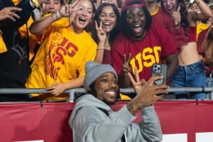 永遠(yuǎn)的特洛伊人！德羅贊回母校南加大看橄欖球 與校友開心互動