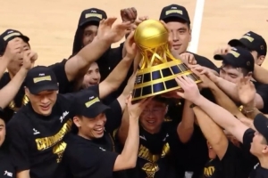 榮耀瞬間！香港金牛3-1戰(zhàn)勝長沙勇勝 球隊(duì)捧杯慶祝奪冠