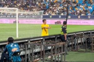 姜志鵬與天津球迷發(fā)生言語沖突，離場時向看臺做疑似“手銬”動作