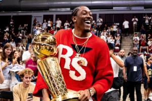 凱旋歸來！杰倫-威廉姆斯帶著總冠軍獎杯重返母校！