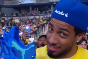 忠實摔迷！哈利伯頓和蒂格現(xiàn)場觀戰(zhàn)WWE“摔角狂歡”賽事