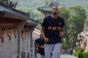 支線任務(wù)結(jié)束！馬刺曬組圖回顧文班夏天之旅：封面為少林寺之※