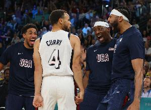 哈利伯頓：庫里是我打籃球以來見過最好的人 從沒任何人說他壞話