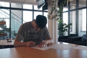 再次追夢的起點！曾凡博和籃網(wǎng)簽約Exhibit 10合同視頻瞬間！