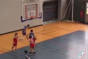 ??很喜歡生氣砸球啊！小時(shí)候的文班亞馬是怎么打球的？