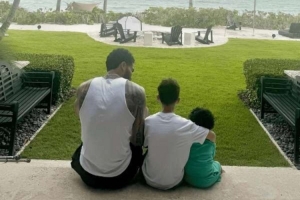 塔圖姆：小兒子總喜歡觸摸我的保護(hù)靴 孩子們讓我的心情好了很多