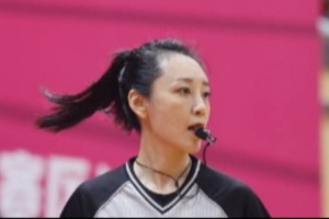 又美又颯！全國(guó)女籃錦標(biāo)賽的女裁判王陽(yáng)成賽場(chǎng)上另一道靚麗的風(fēng)景