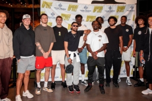 籃球場外繼續(xù)配合！老鷹隊友參加特雷-楊基金會匹克球活動