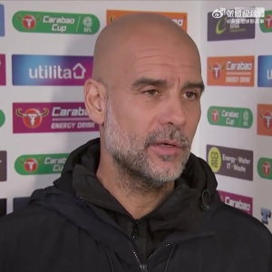 放飛自我??繼發(fā)布會wink，場邊親吻邊裁后、瓜帥再獻調皮吐舌