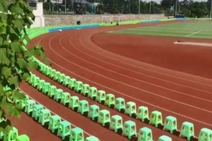 更近距離觀賽！川超內(nèi)江主場跑道內(nèi)擺放了塑料矮凳