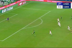 這都沒進(jìn)！塞鳥單刀一片開闊地，最后調(diào)整射門一腳踢飛