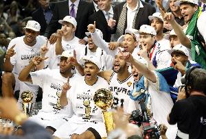 小卡2014年獲得FMVP后 卡舅開始對其商業(yè)價值產生興趣并開始發(fā)力