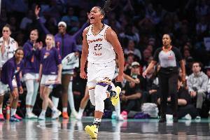 繼續(xù)全能！艾莉莎-托馬斯半場(chǎng)9中5拿到11分2板5助 帶隊(duì)反超！