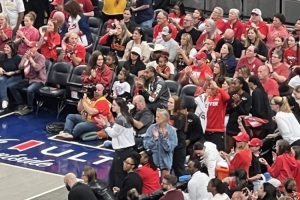 WNBA季后賽半決賽狂熱VS王牌 奧比-托平等多位步行者球員現(xiàn)場(chǎng)觀戰(zhàn)