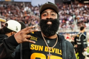 哈登回母?？撮蠙烨蛸悾‰x譜的是他還閃現(xiàn)接近同時(shí)開(kāi)打的WNBA比賽