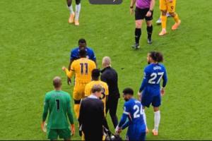 怒了！兩隊(duì)發(fā)生口角后范赫克抓住凱塞多手臂，凱塞多用力掙脫